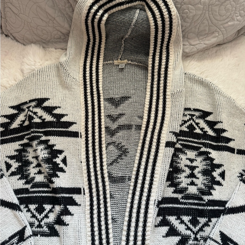 Urban Outfitters Black and White Geometric Cardigan. No pockets. No buttons. XS